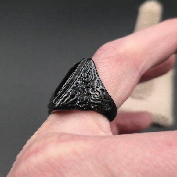 Size 9.5 Black Plated Black Stone Scrolled Accents Ring A7035 - Picture 4 of 8